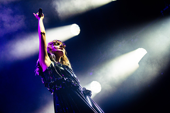 2022-06-30 - CHVRCHES från Roskildefestivalen, Roskilde