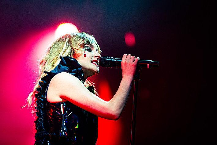 2022-06-30 - CHVRCHES från Roskildefestivalen, Roskilde
