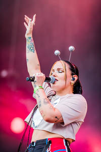 2022-07-03 - Miriam Bryant från Lollapalooza, Stockholm