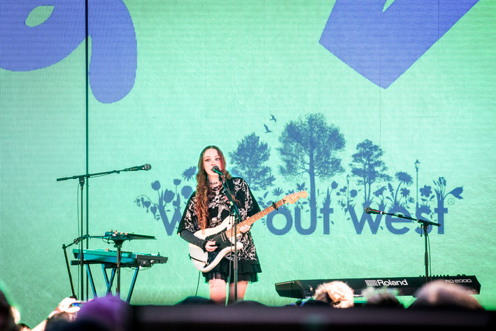 2022-08-12 - Holly Humberstone från Way Out West, Göteborg