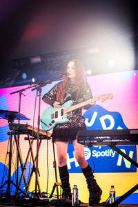 2022-08-12 - Holly Humberstone från Way Out West, Göteborg