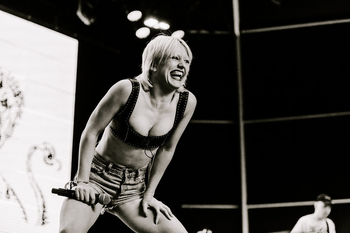 2023-08-11 - Amyl and The Sniffers från Way Out West, Göteborg