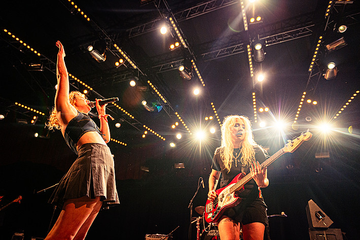 2025-07-05 - Lambrini Girls från Roskildefestivalen, Roskilde