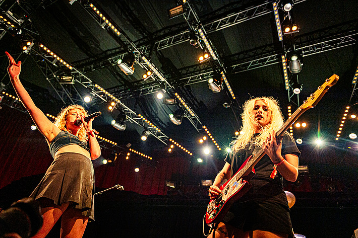 2025-07-05 - Lambrini Girls från Roskildefestivalen, Roskilde